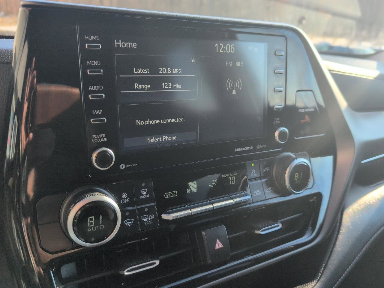 Used 2020 Toyota Highlander LE image 20