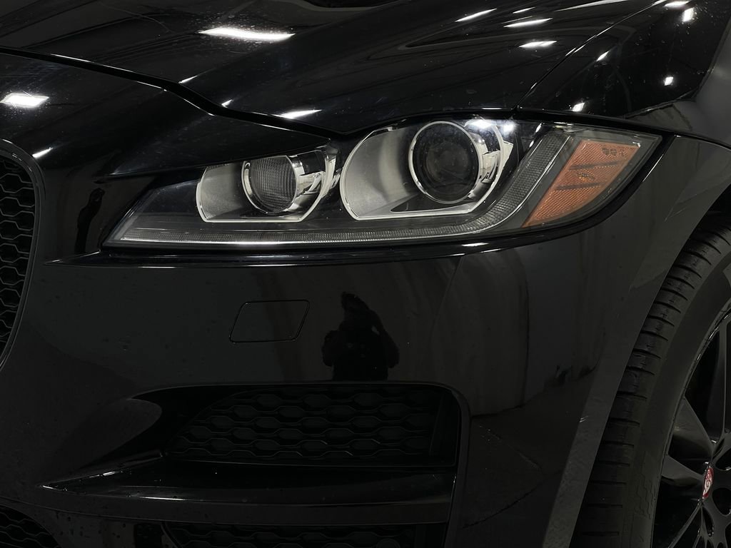 Used 2020 Jaguar F-PACE Prestige image 34