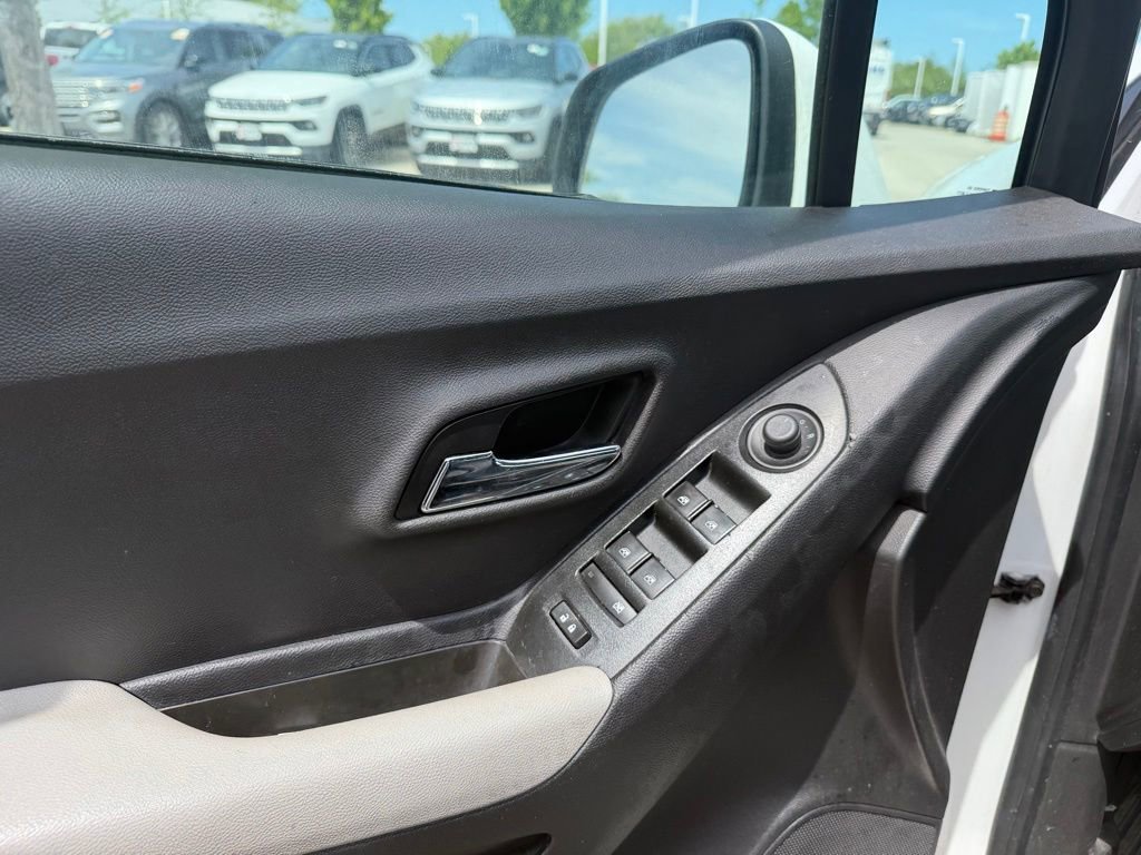 Used 2020 Chevrolet Trax LS FWD image 9