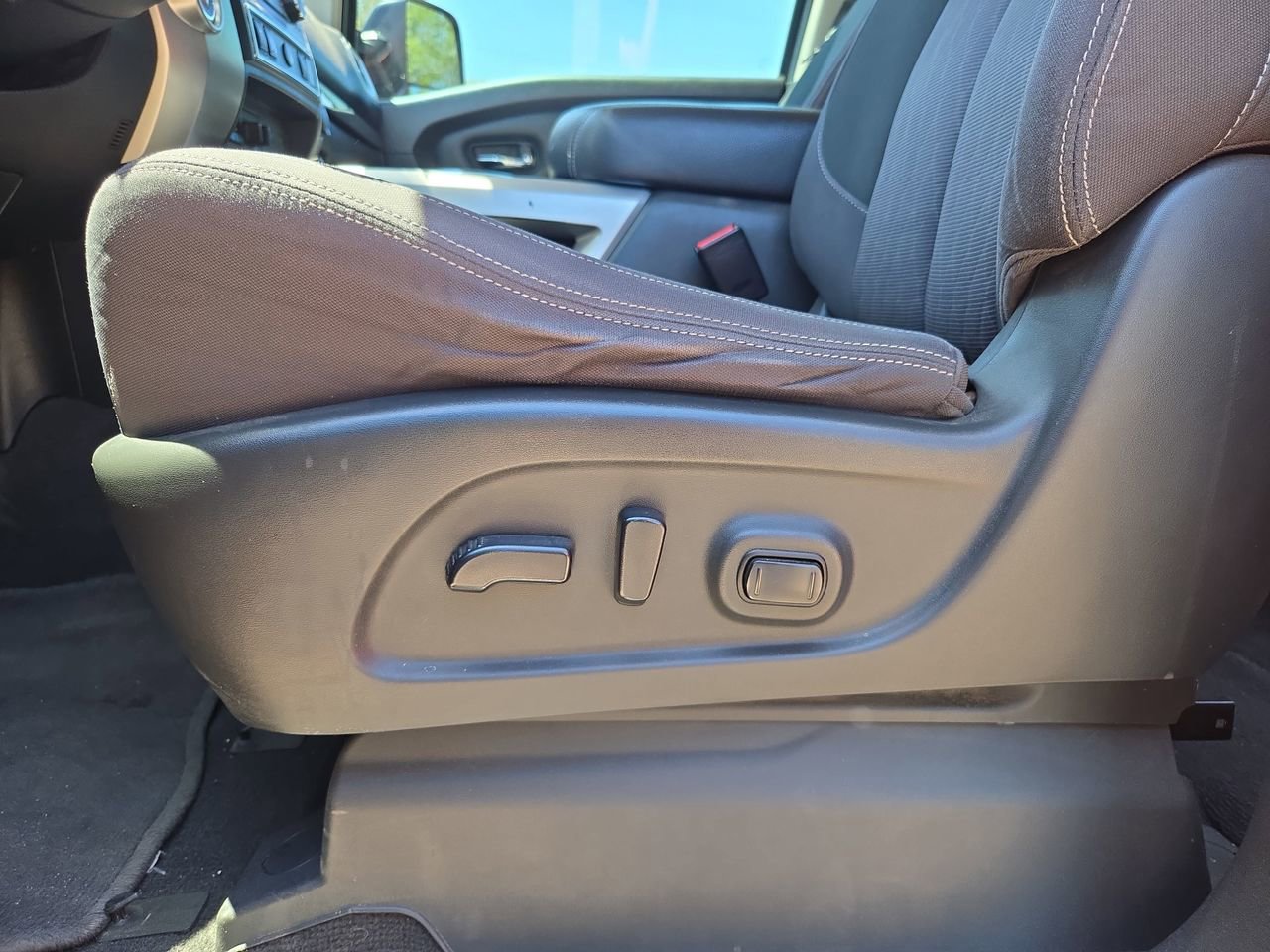 Used 2021 Nissan Titan SV w/ SV Convenience Package RWD image 14
