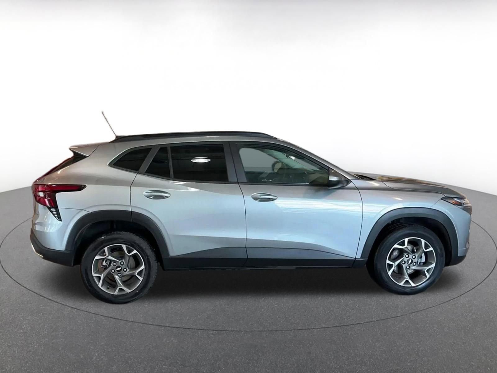 Used 2025 Chevrolet Trax LT w/ LT Convenience Package FWD image 16