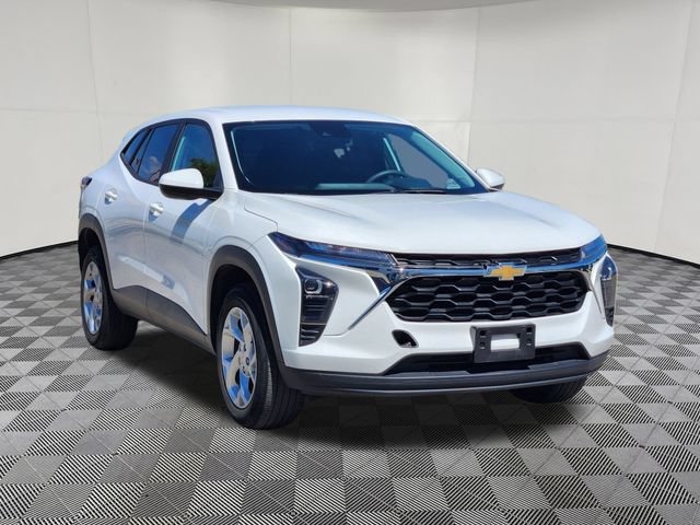 Used 2024 Chevrolet Trax LS w/ LS Convenience Package FWD image 2
