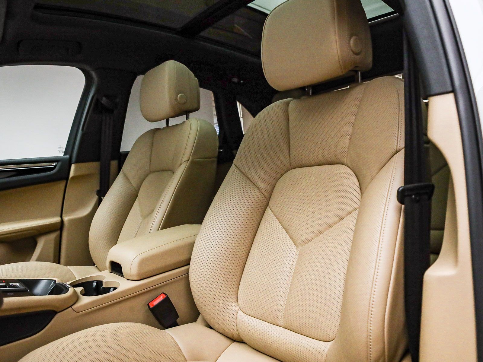 Certified 2025 Porsche Macan image 5