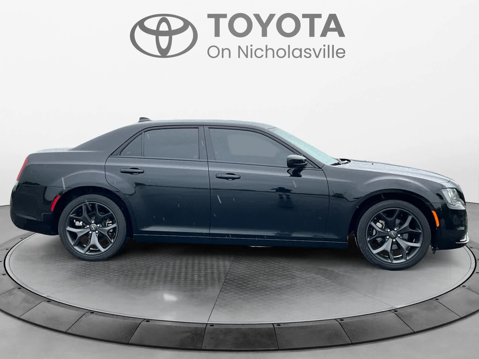 Used 2023 Chrysler 300 Touring w/ Sport Appearance Package RWD image 6