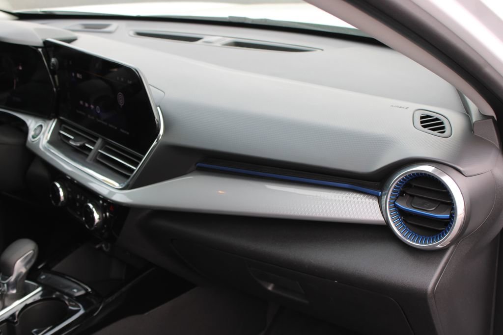 Used 2025 Chevrolet Trax LT image 28