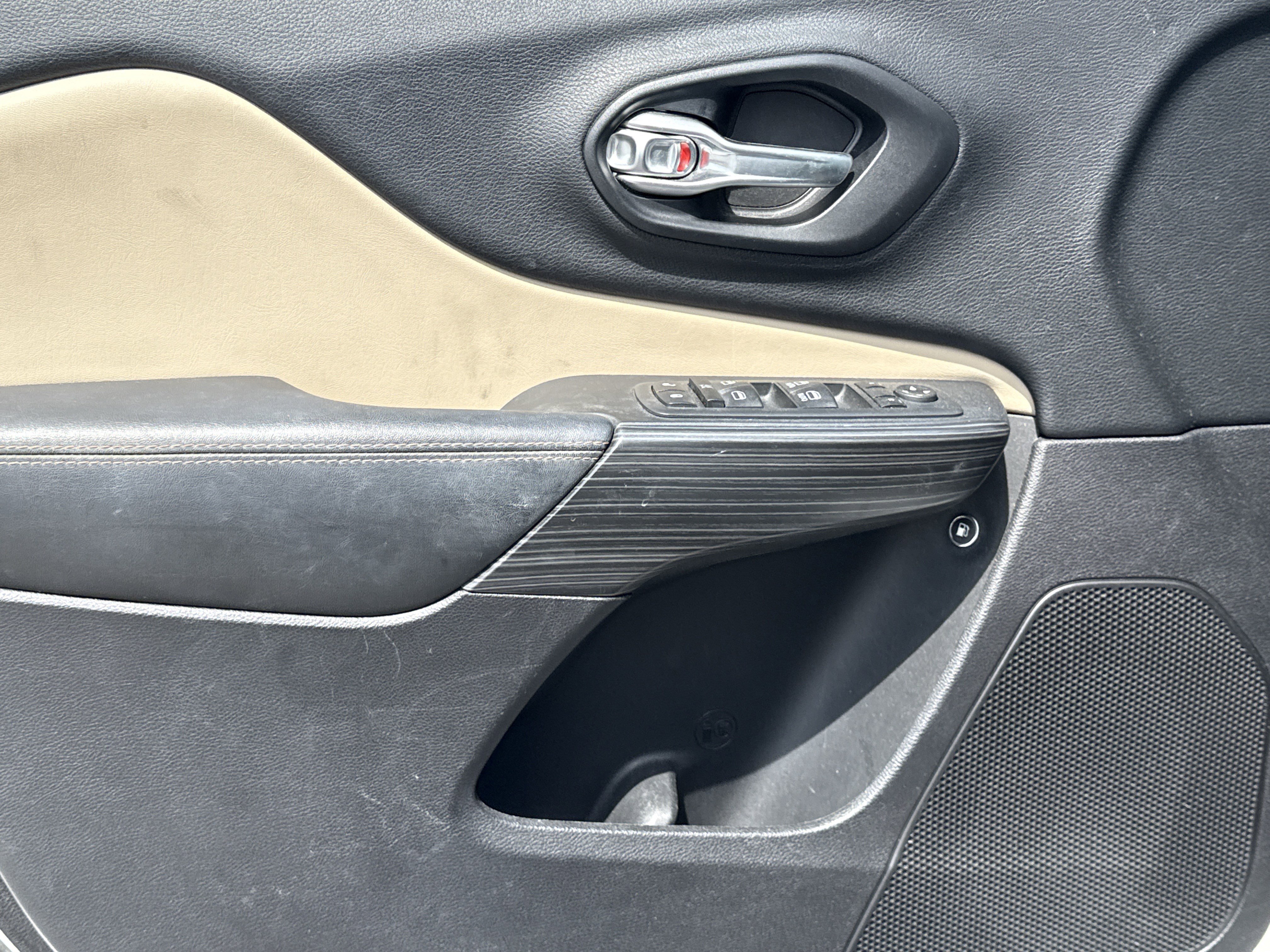 Used 2017 Jeep Cherokee Limited image 13