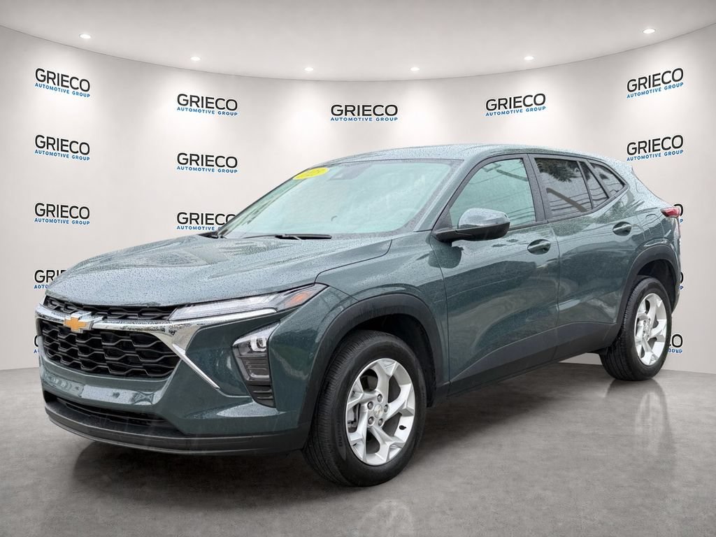 Used 2025 Chevrolet Trax LS w/ LS Convenience Package FWD image 3