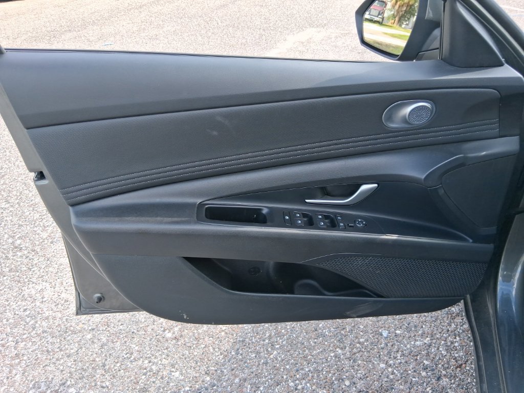 Used 2025 Hyundai Elantra SEL FWD image 11