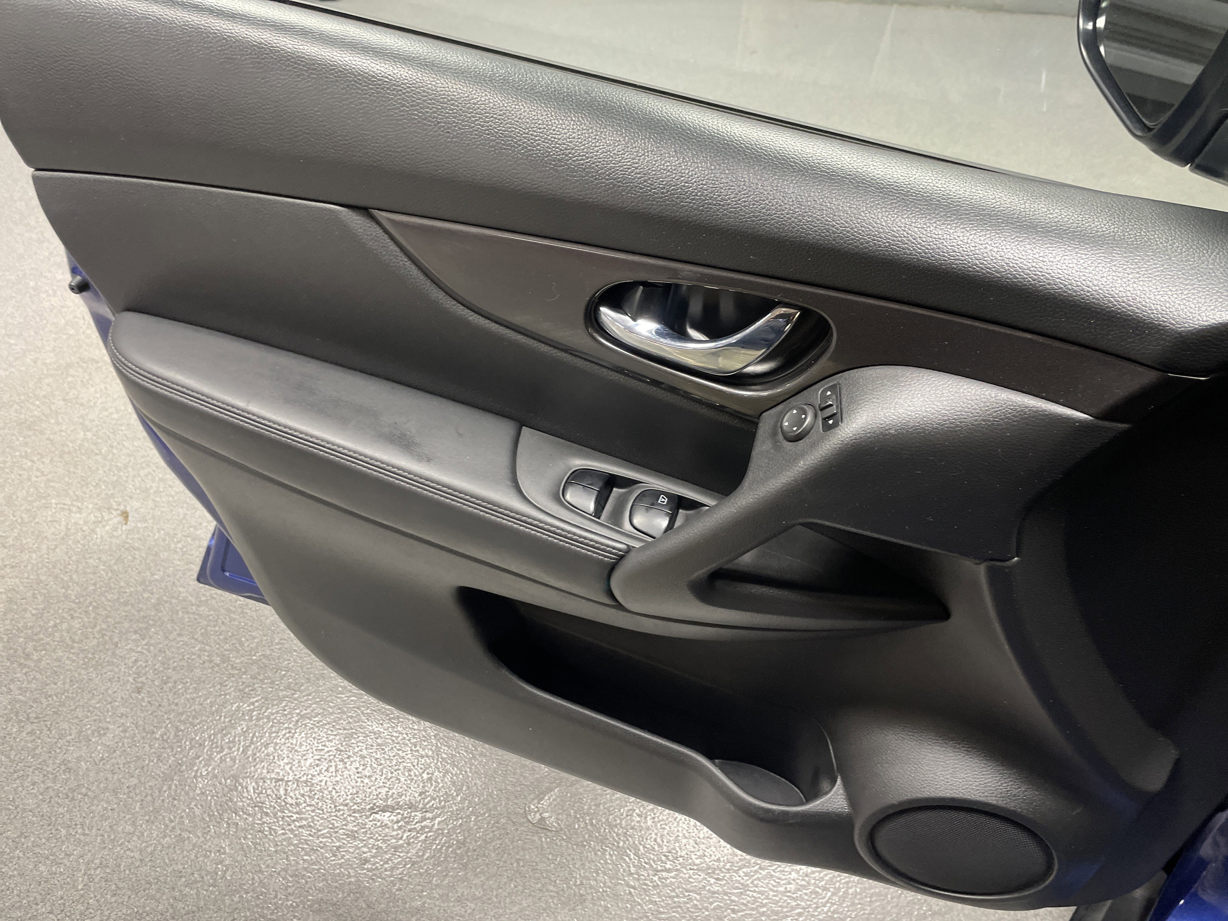 Used 2019 Nissan Rogue SV image 14