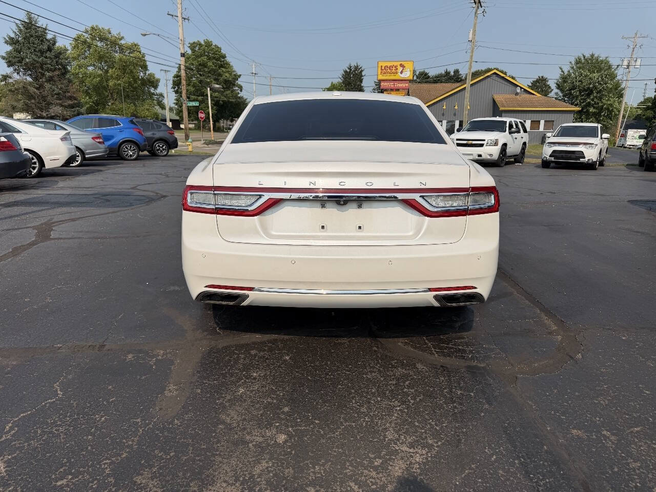 Used 2017 Lincoln Continental Select w/ Climate Package FWD image 9