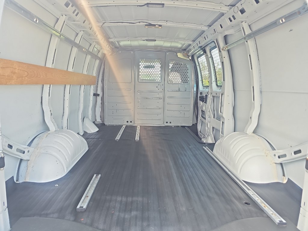 Used 2015 Chevrolet Express 2500 RWD image 11