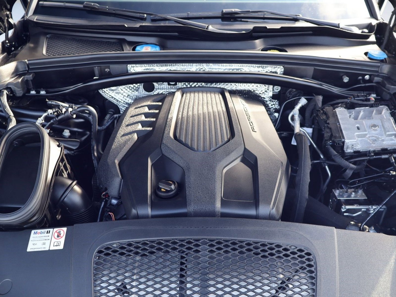 Certified 2024 Porsche Macan image 25