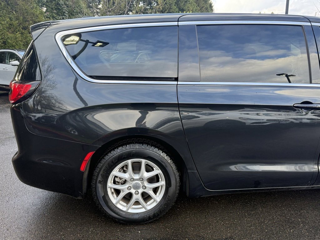 Used 2023 Chrysler Pacifica Touring-L image 18