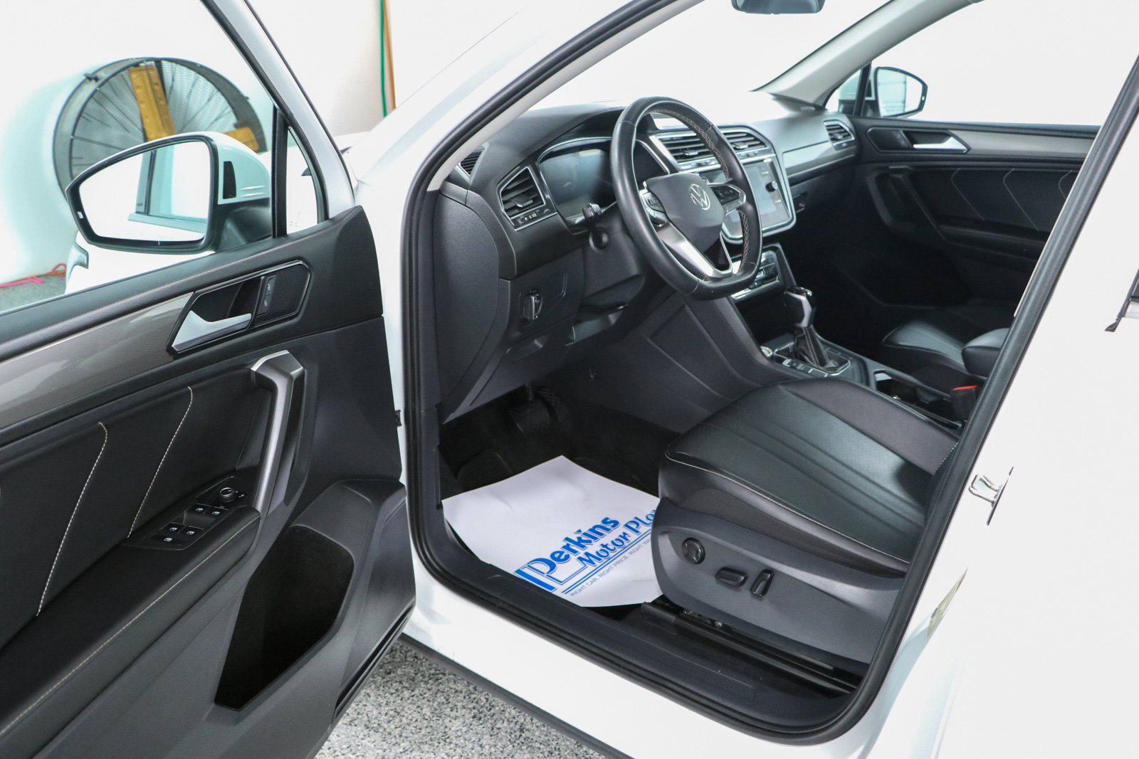 Used 2023 Volkswagen Tiguan SE w/ Panoramic Sunroof Package FWD image 3