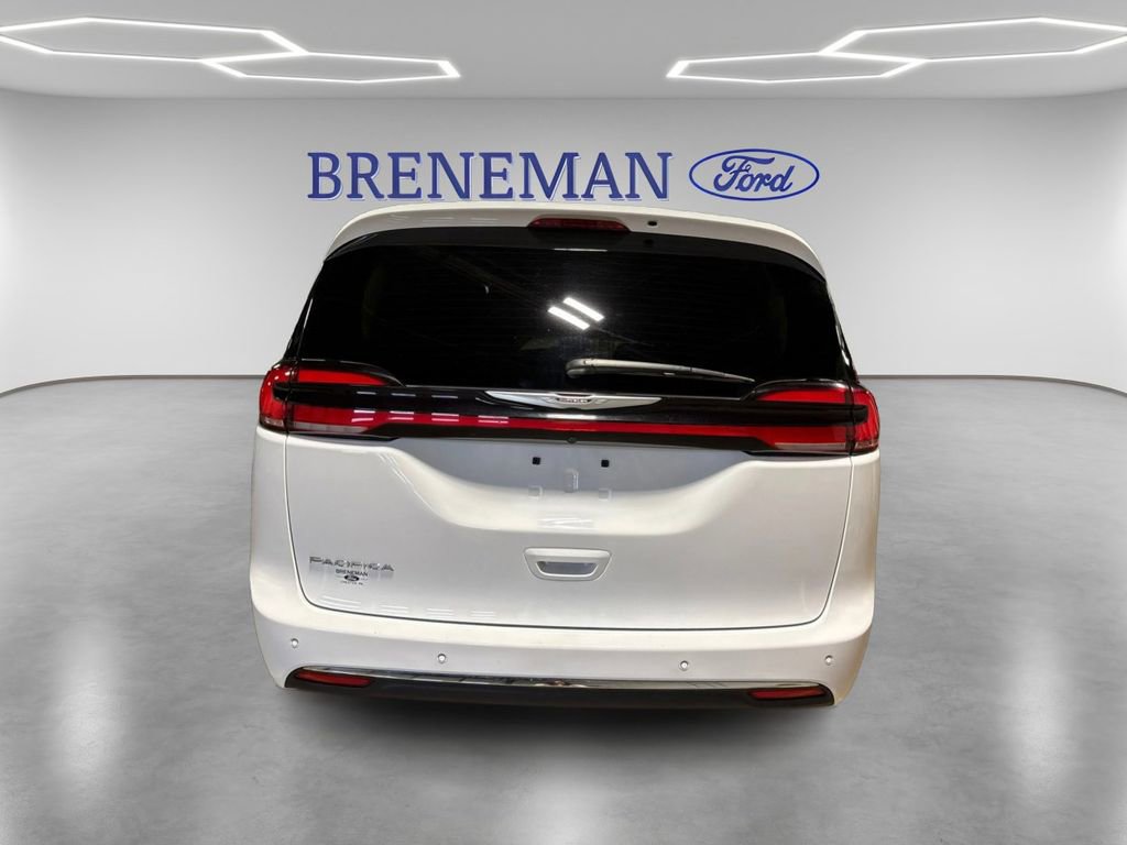 Used 2024 Chrysler Pacifica Touring-L image 6