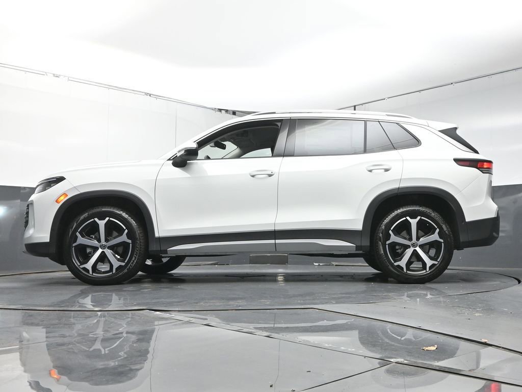 Used 2025 Volkswagen Tiguan SE image 38