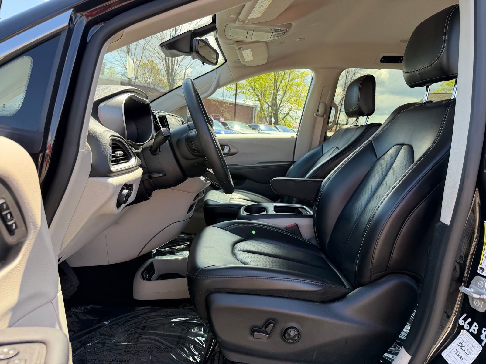 Used 2023 Chrysler Pacifica Touring-L image 12