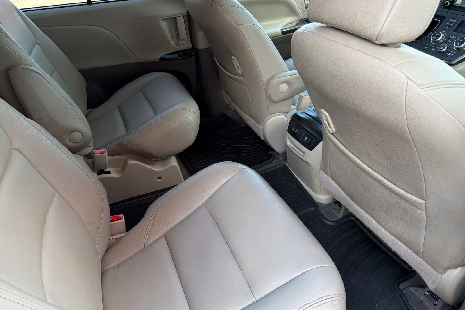 Used 2019 Toyota Sienna XLE w/ XLE Navigation Package AWD/4WD image 18