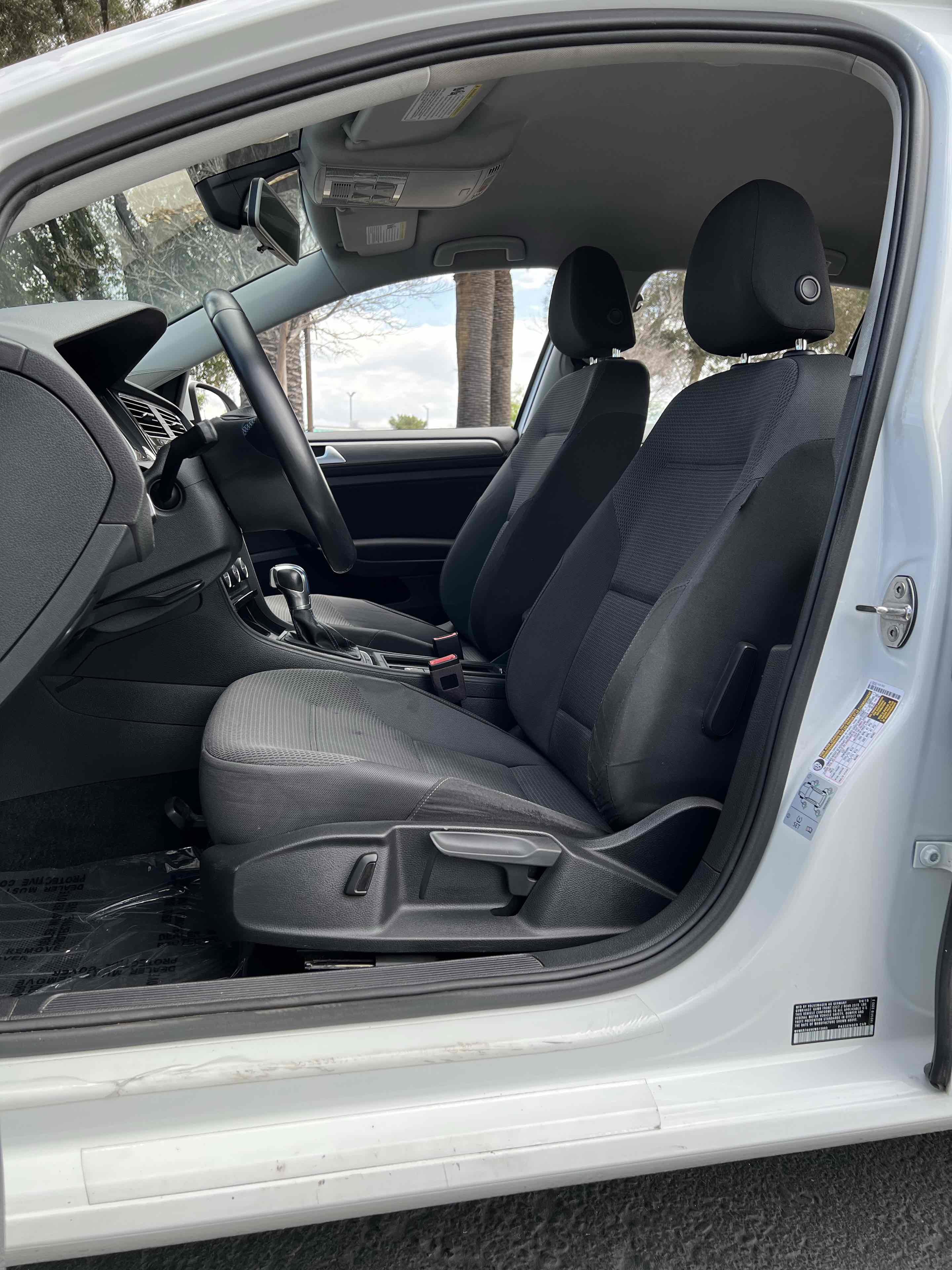 Used 2019 Volkswagen e-Golf SE w/ Driver Assistance Package image 29