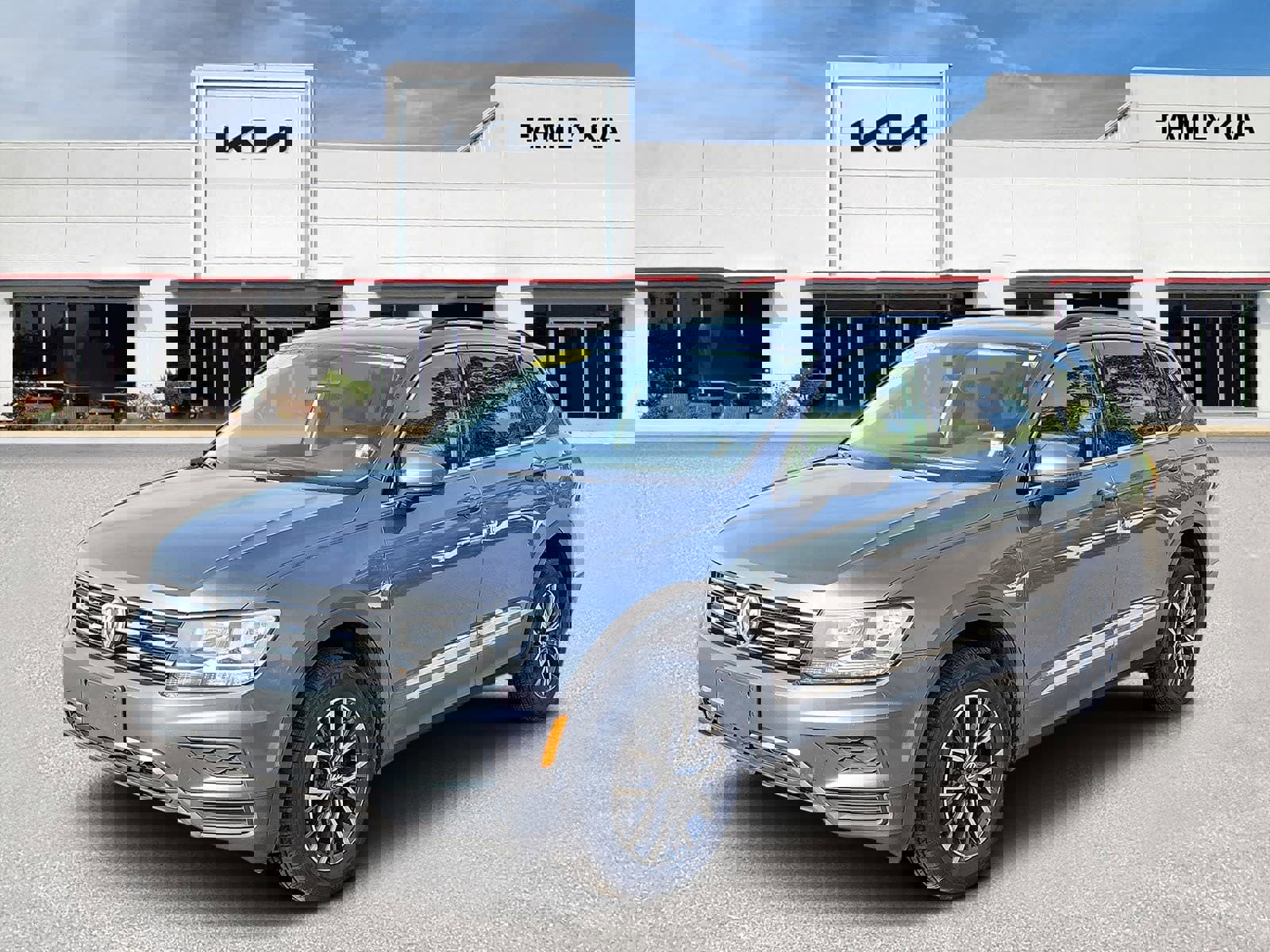 Used 2020 Volkswagen Tiguan SE image 3