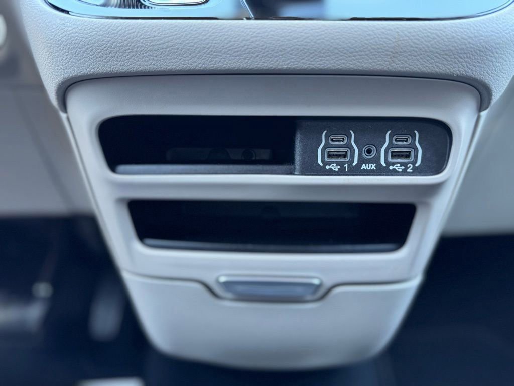 Used 2023 Chrysler Pacifica Touring-L image 24