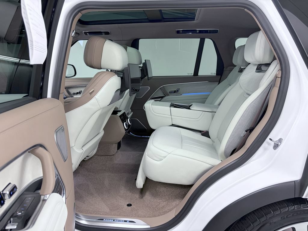 Used 2023 Land Rover Range Rover SV AWD/4WD image 16