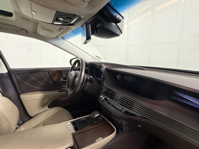Used 2019 Lexus LS 500 w/ Accessory Package (Z2) RWD image 32