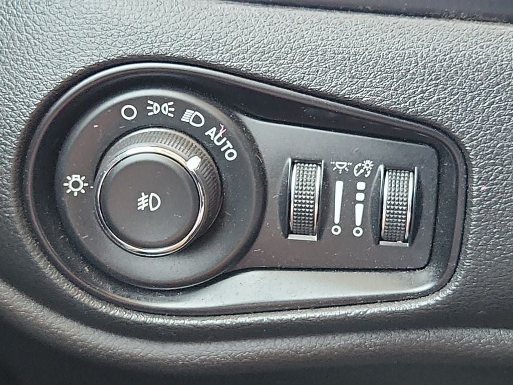 Certified 2017 Jeep Renegade Altitude FWD image 24