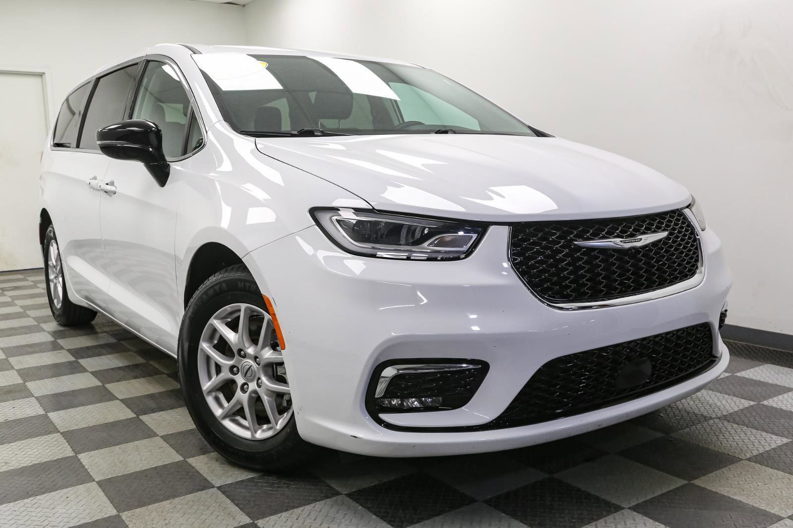 Used 2024 Chrysler Pacifica Touring-L image 2