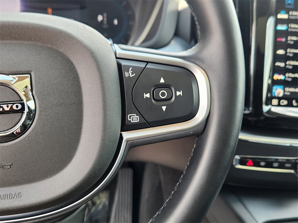 Used 2025 Volvo XC60 B5 Core image 9