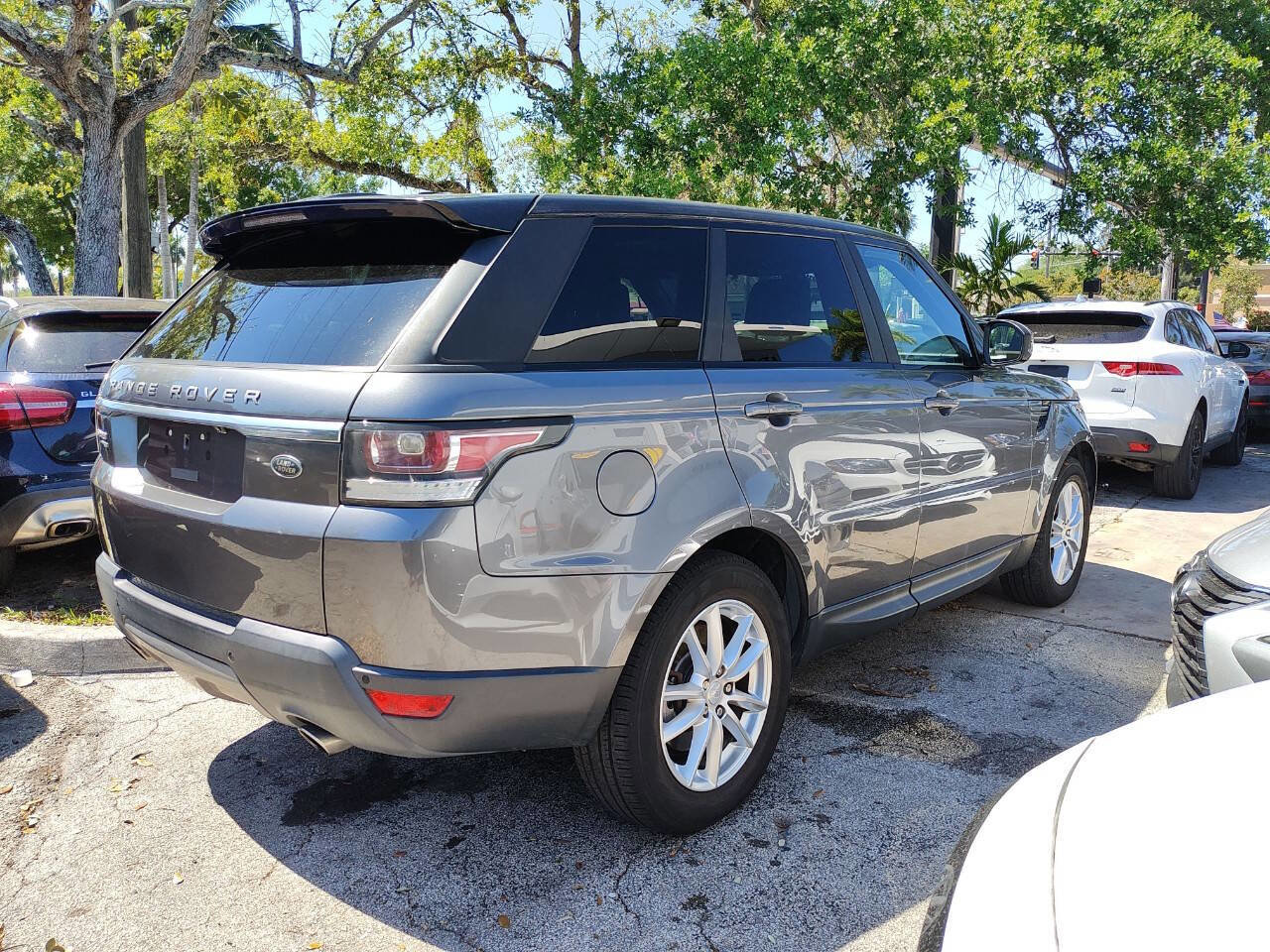 Used 2015 Land Rover Range Rover Sport SE image 12