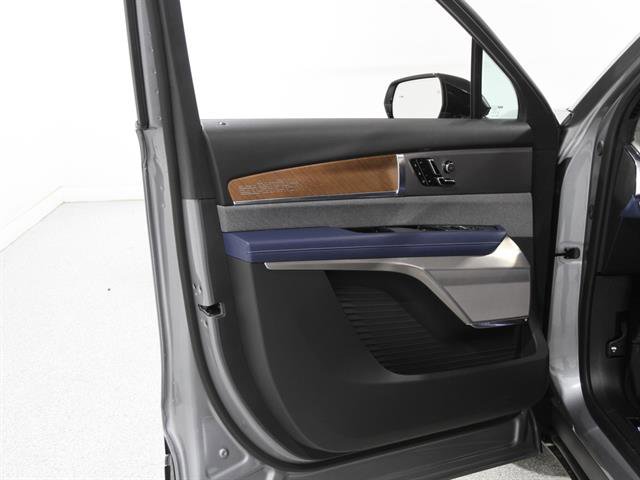 New 2026 Cadillac Vistiq Premium Luxury w/ LPO, Floor Liner Package image 5