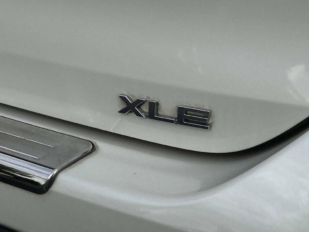 Used 2020 Toyota Highlander XLE AWD/4WD image 11