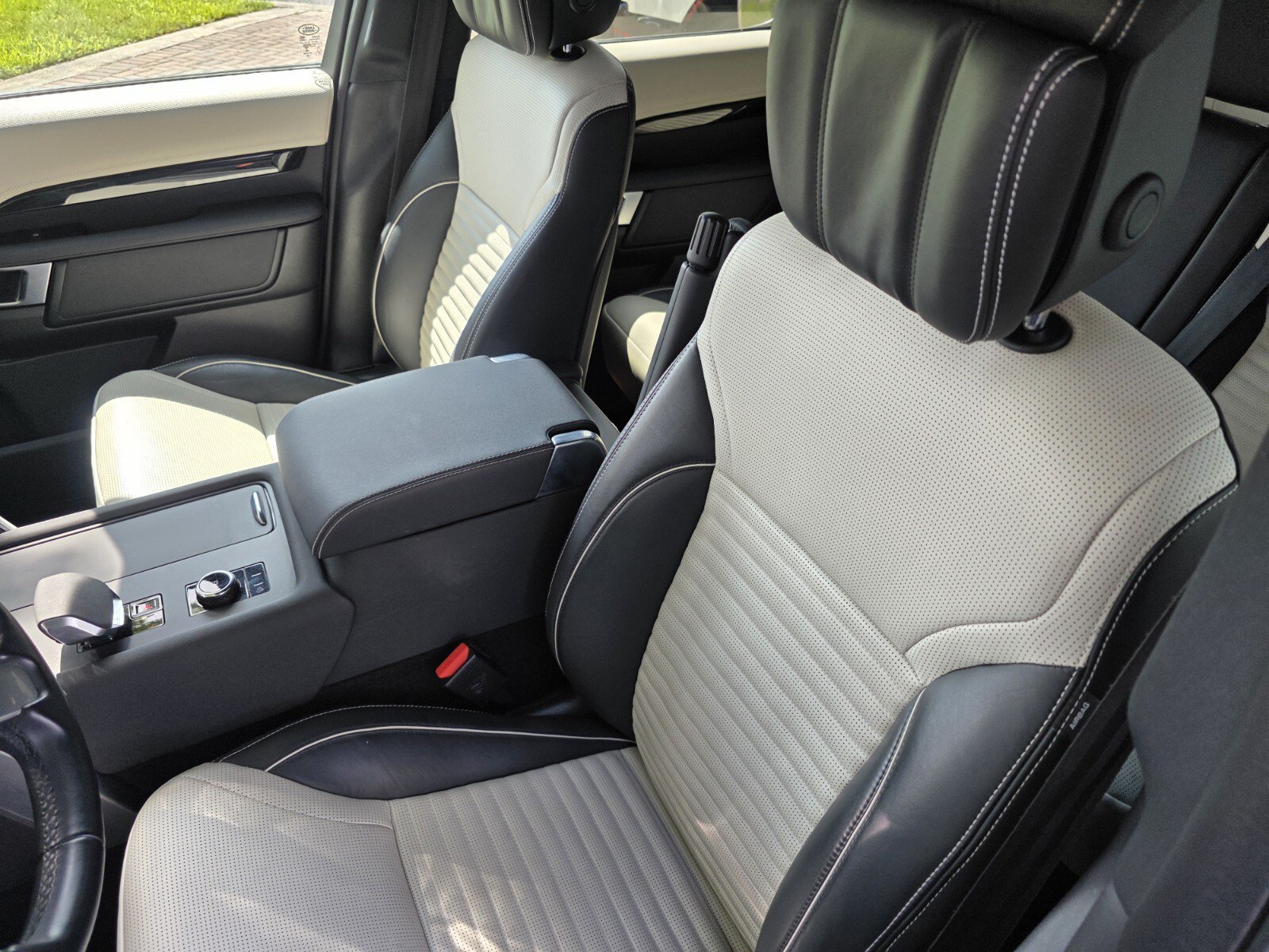 Certified 2023 Land Rover Discovery HSE R-Dynamic AWD/4WD image 12