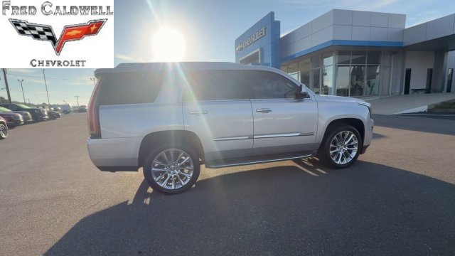Used 2017 Cadillac Escalade Luxury AWD/4WD image 3
