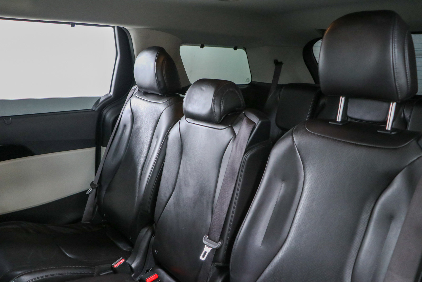 Used 2024 Kia Carnival EX FWD image 24