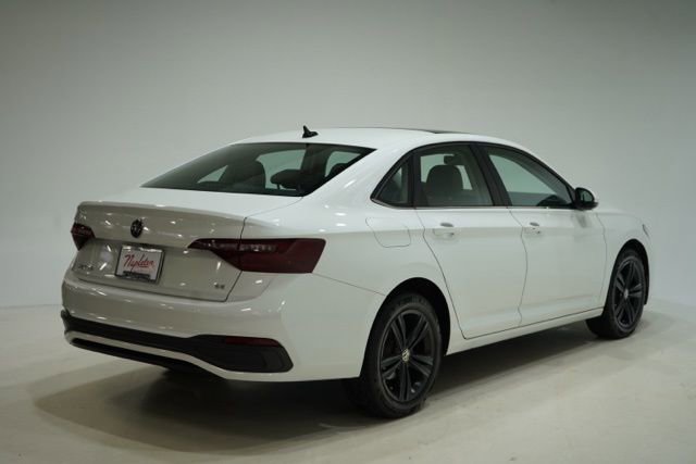 Used 2024 Volkswagen Jetta SE image 8
