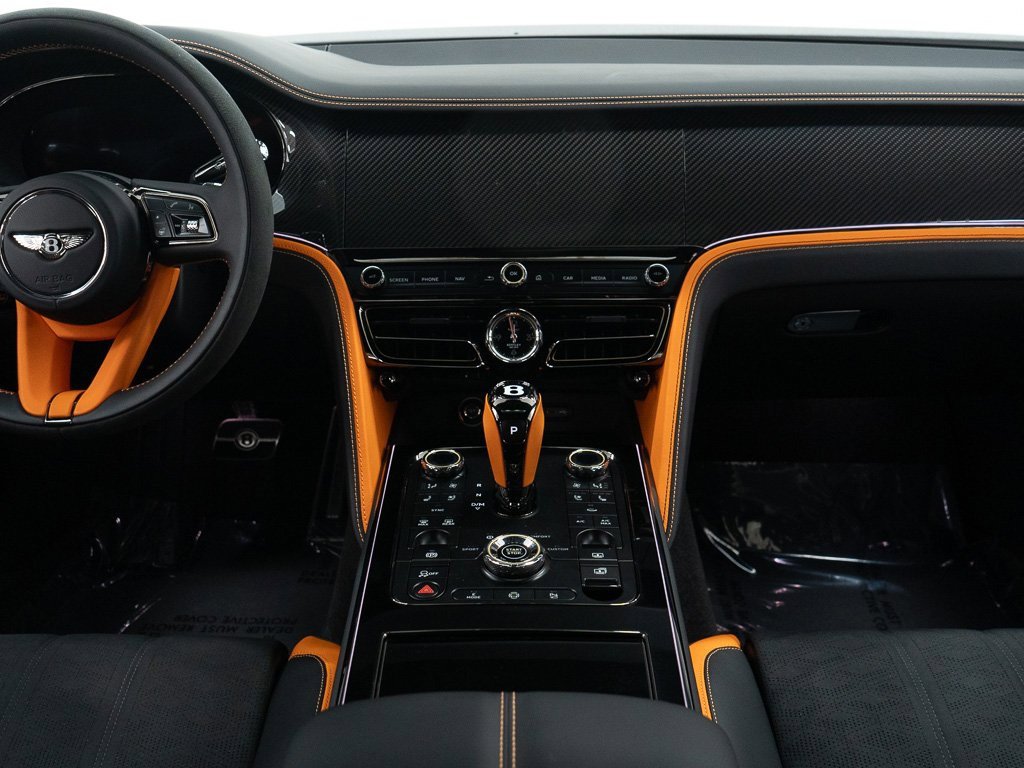 Used 2025 Bentley Flying Spur Plug-In Hybrid image 32