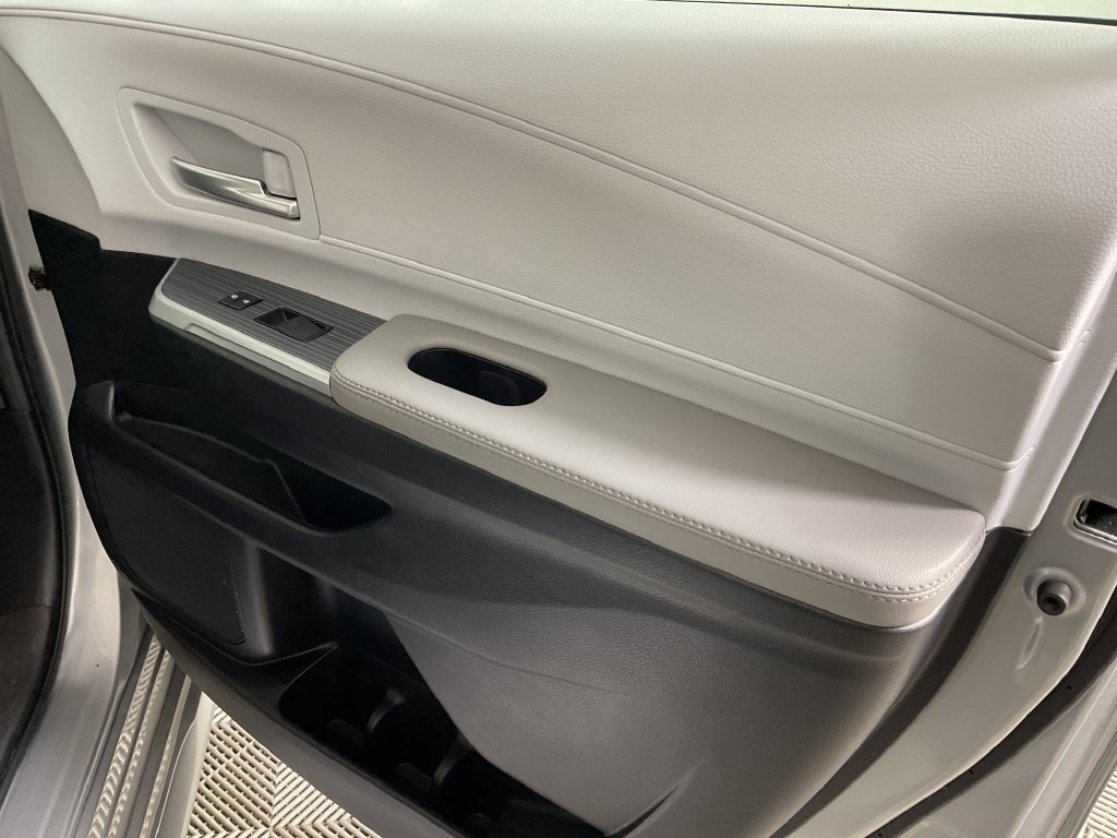 Certified 2025 Toyota Sienna XLE FWD image 24