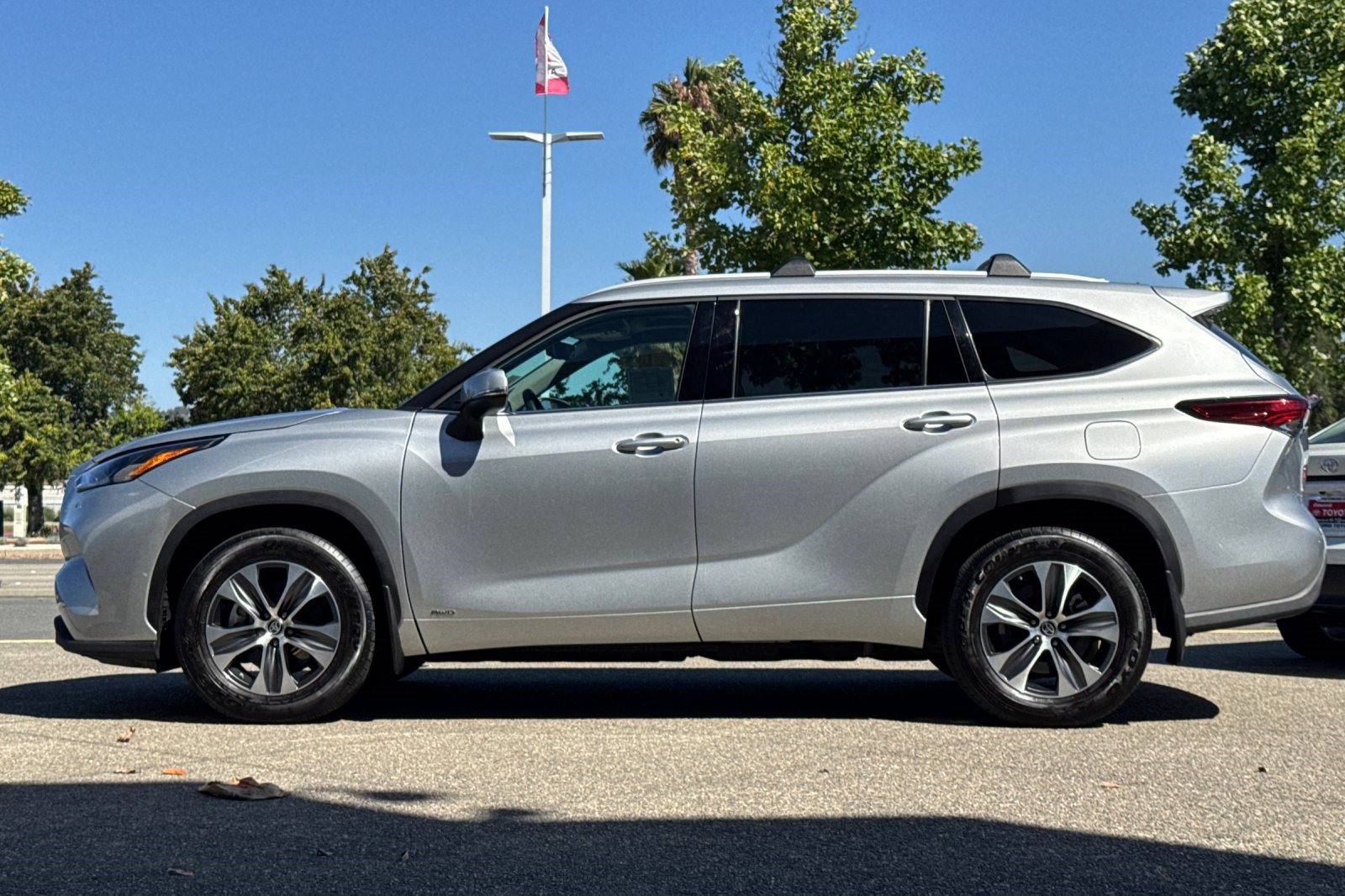 Used 2022 Toyota Highlander XLE AWD/4WD image 2