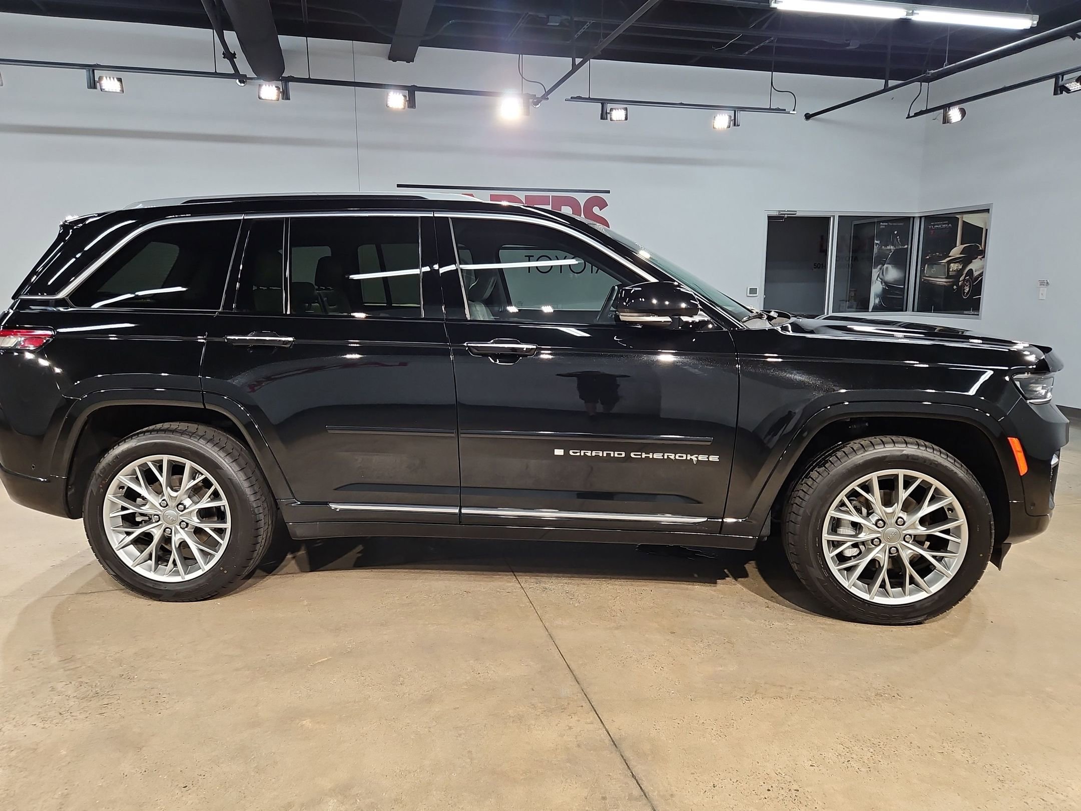 Used 2022 Jeep Grand Cherokee Summit AWD/4WD image 8