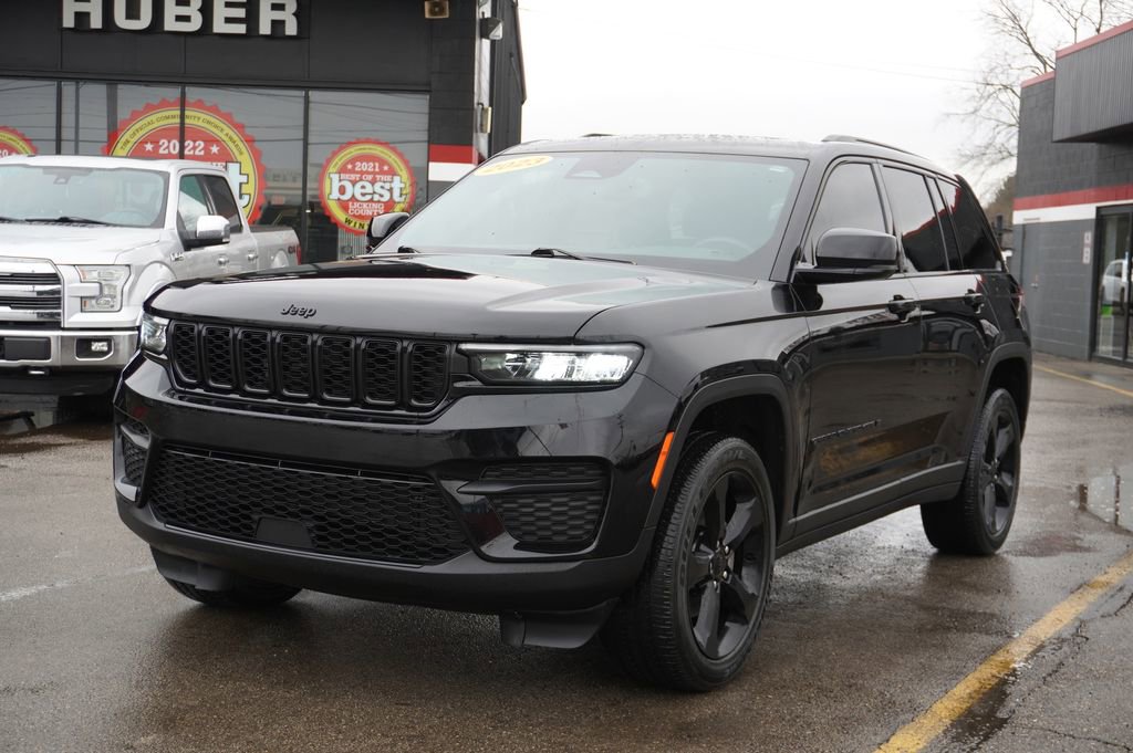 Used 2023 Jeep Grand Cherokee Altitude image 3