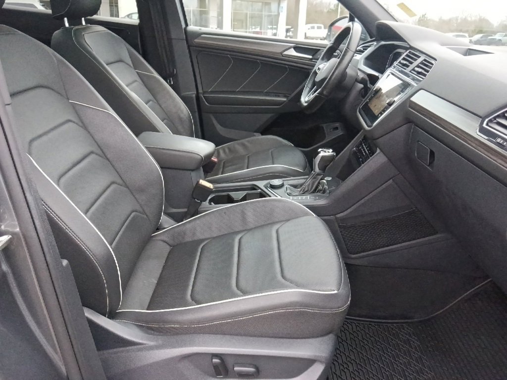 Used 2023 Volkswagen Tiguan SEL R-Line image 32