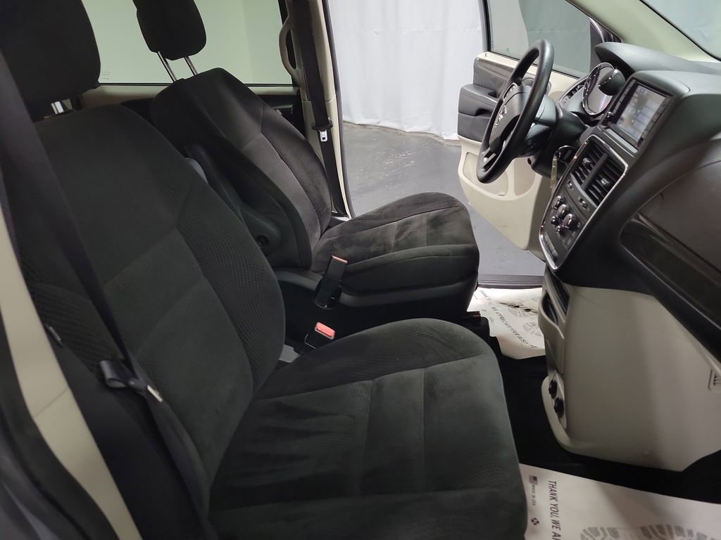 Used 2019 Dodge Grand Caravan SE w/ UConnect Hands-Free Group image 26