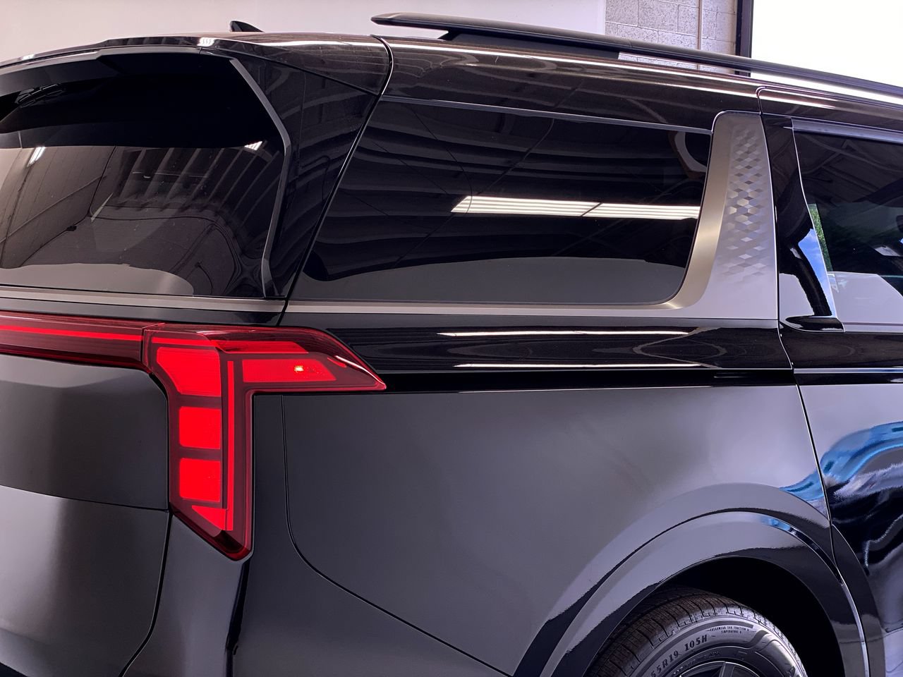 New 2027 Kia Carnival SX w/ Dark Edition Package FWD image 10