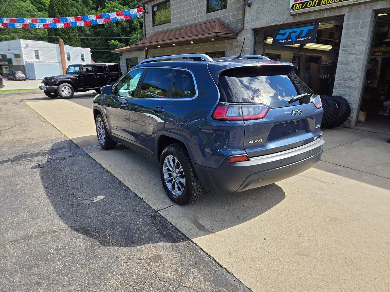 Used 2020 Jeep Cherokee Latitude Plus w/ Cold Weather Group AWD/4WD image 5