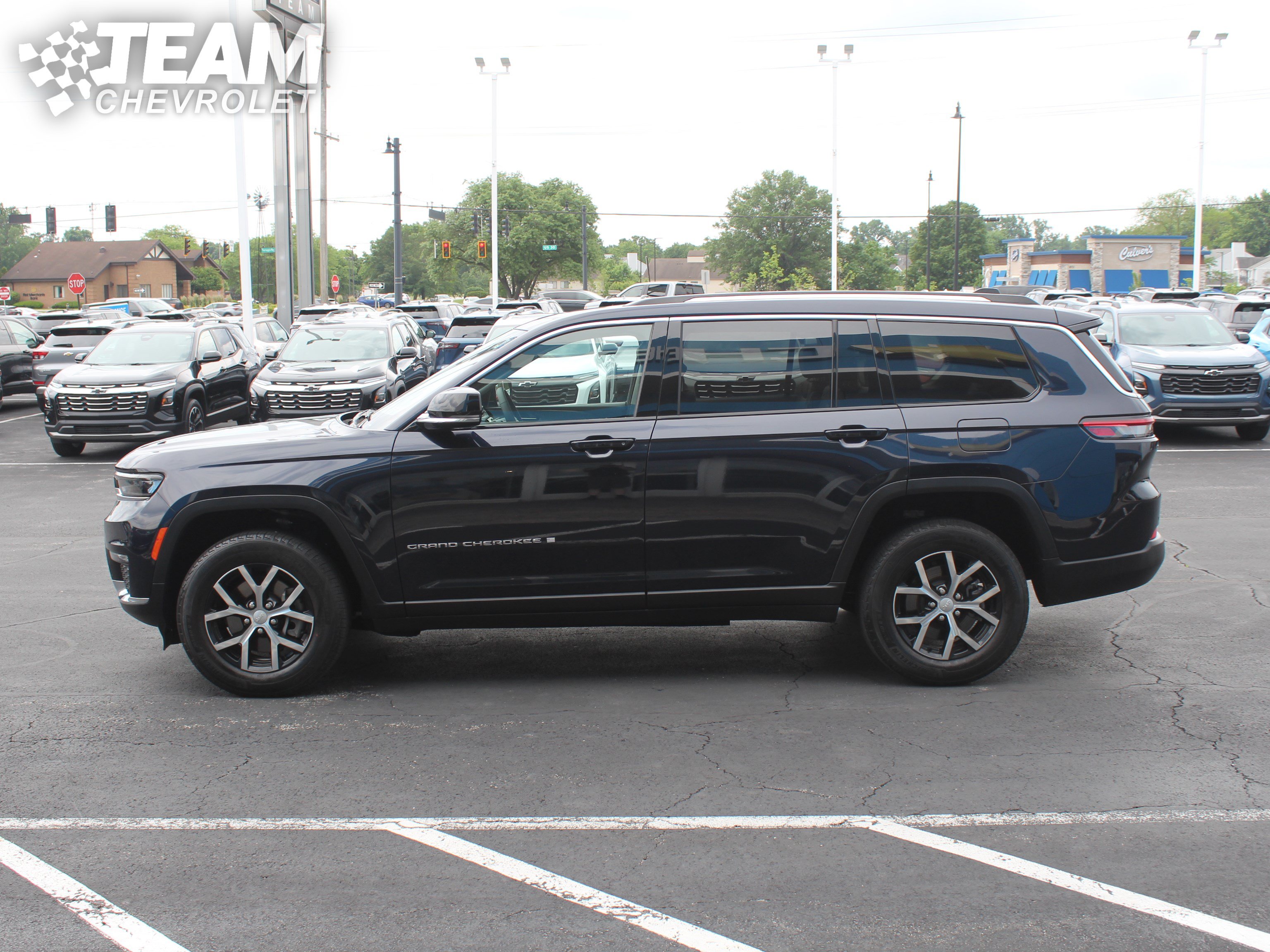 Used 2023 Jeep Grand Cherokee L Limited AWD/4WD image 7