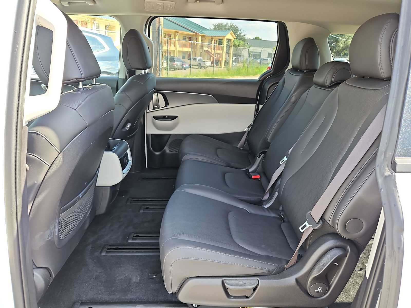 Used 2024 Kia Carnival LX FWD image 16
