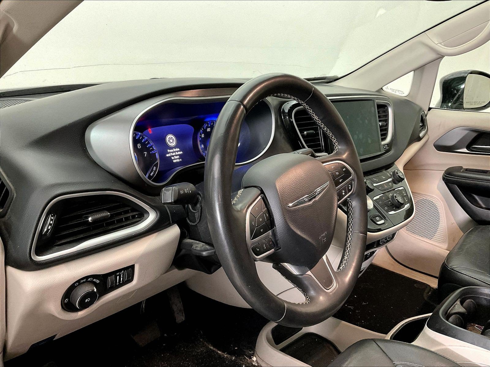 Used 2022 Chrysler Pacifica Touring-L FWD image 4