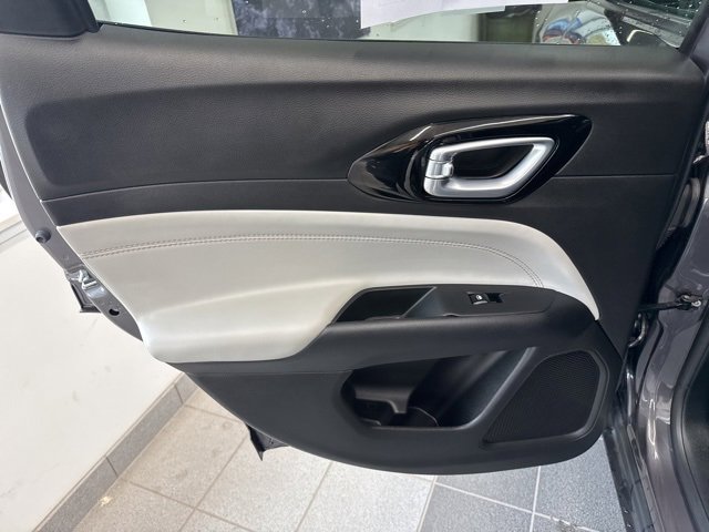 Used 2024 Jeep Compass Limited image 14